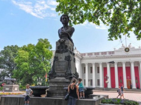 КП «Сервісний центр» проводить роботи з миття міських пам’ятників