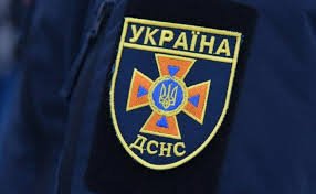 Пожежа на Філатова в Одесі: рятувальники вивели з вогню чотирьох людей